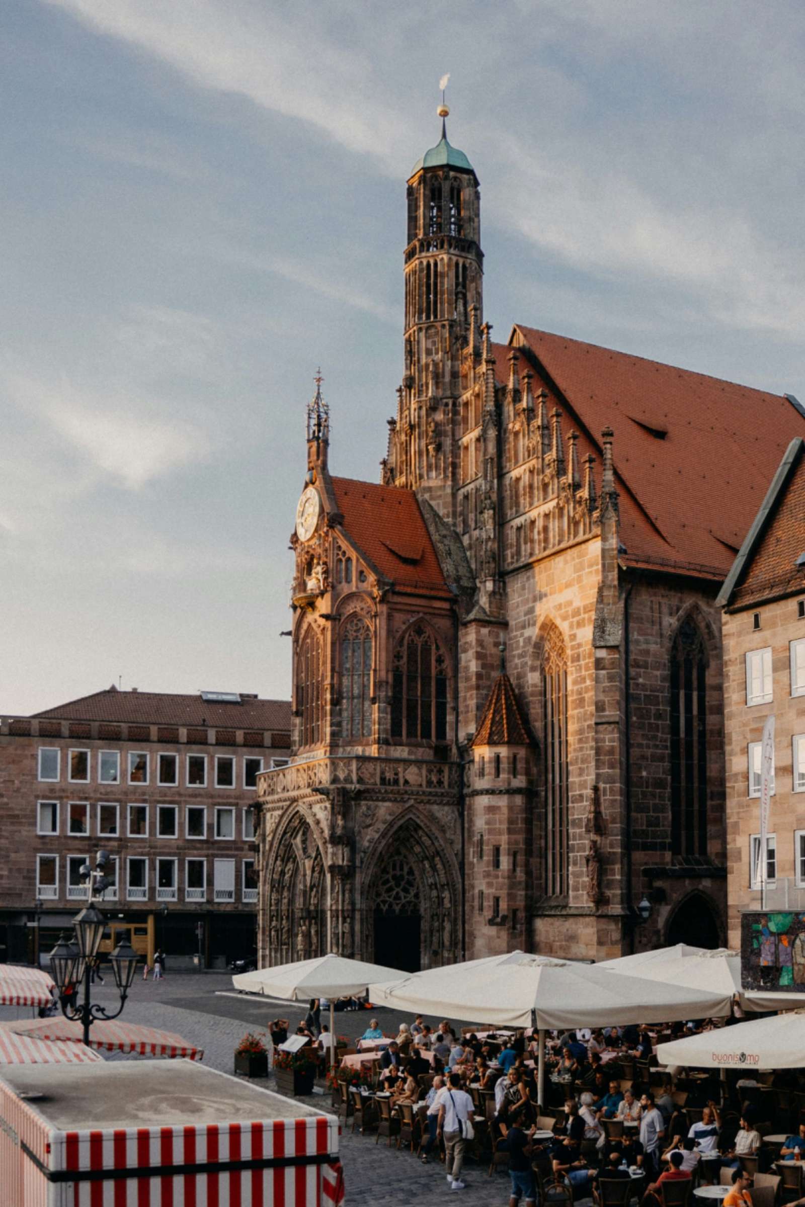 Frauenkirche in Nürnberg mit Marktständen und Außengastronomie