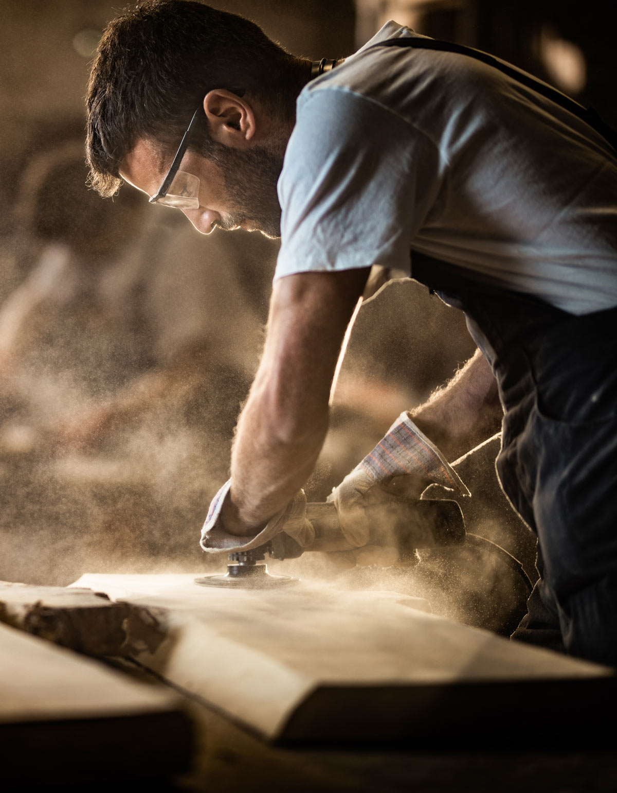 Handwerker bearbeitet Holz in traditioneller Bauweise – elementarer Bestandteil des Holz-Hybrid-Konzepts des UmweltHaus Nürnberg