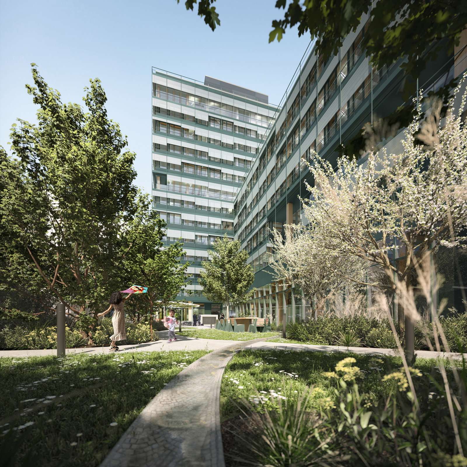 Grün gestalteter Innenhof des UmweltHaus Nürnberg mit Wegen, Pflanzen und Fassadenansicht