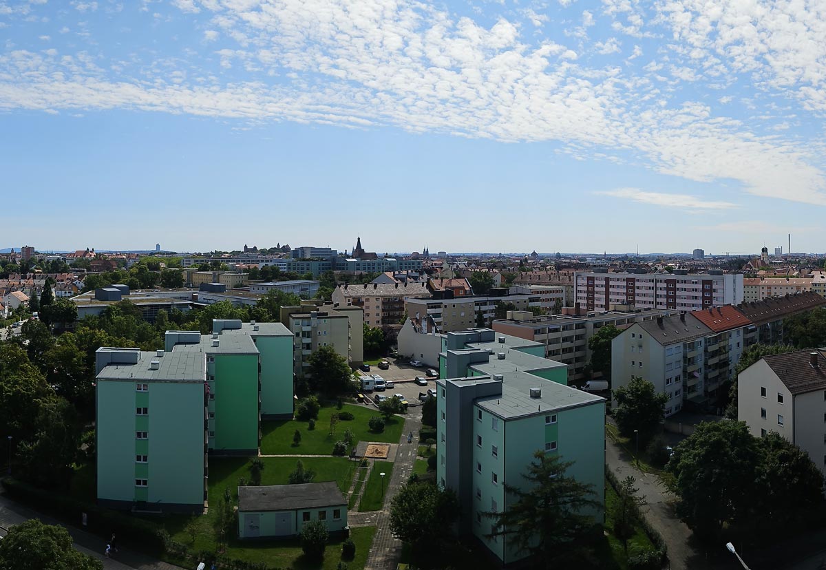 Panorama-Stadtblick über Nürnberg vom Nordwestring aus – Wohngebäude, Straßen und Skyline bei klarem Himmel